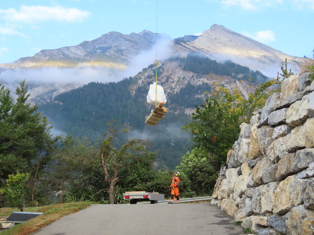Le chargement prend les airs, la cabane est au niveau du rayon de soleil, juste en dessus du brouillard. Un moment plus tard, le vol n'aurait pas eu lieu !